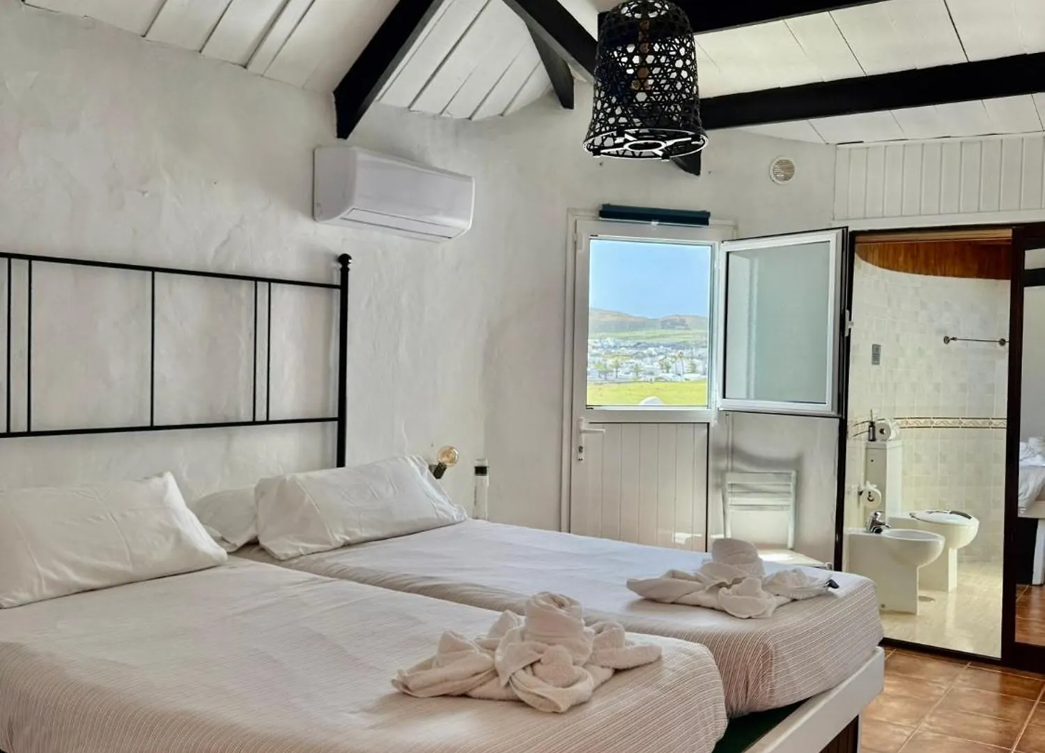 Casa Natura San Bartolome  Bed & Breakfast
